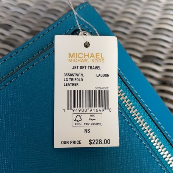 Jet Set Travel Large Trifold Wallet Leather - Picture 13 of 16